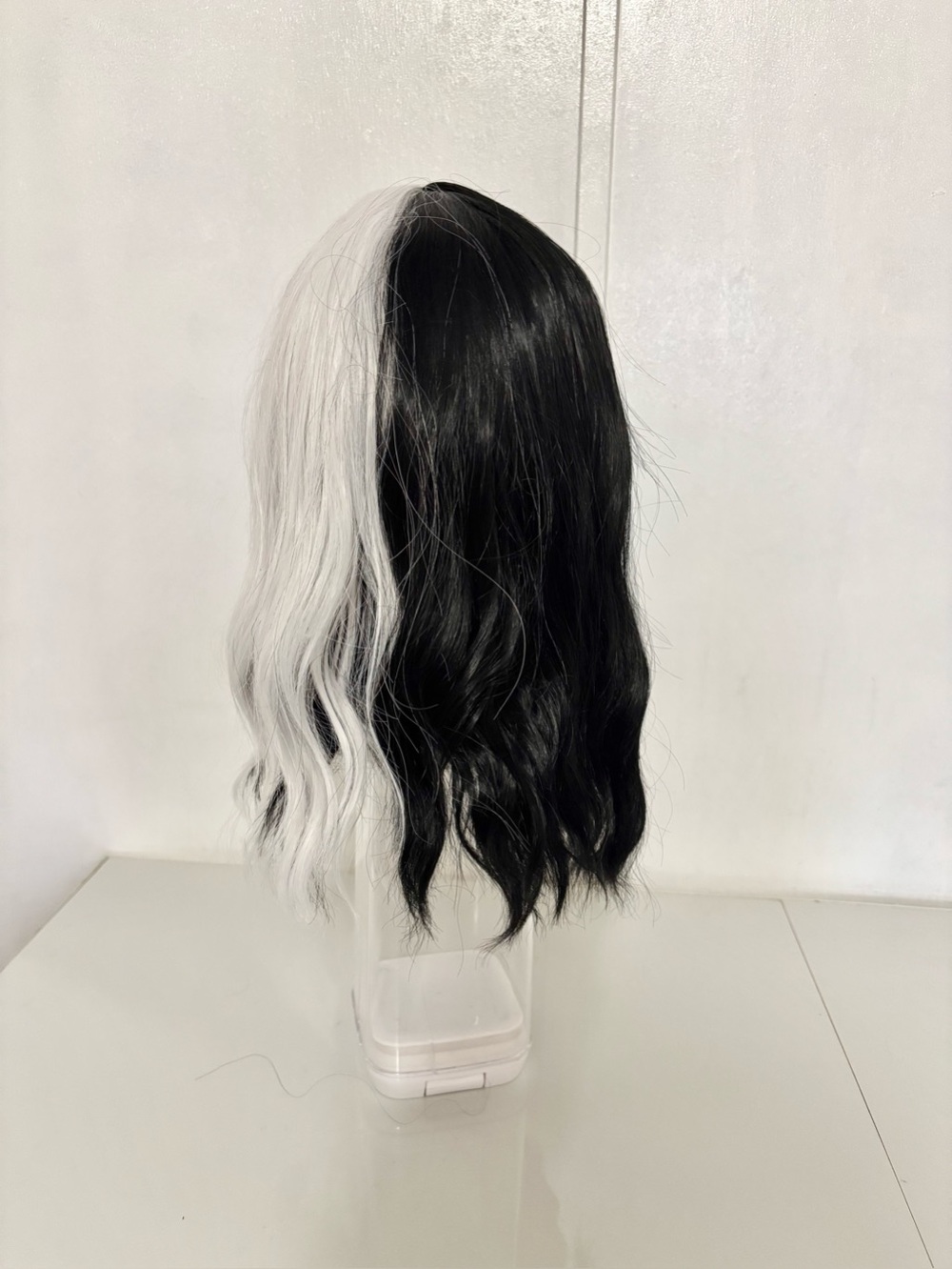 Cruella Deville Black/White Wig, Halloween Costume One Size NWOT.